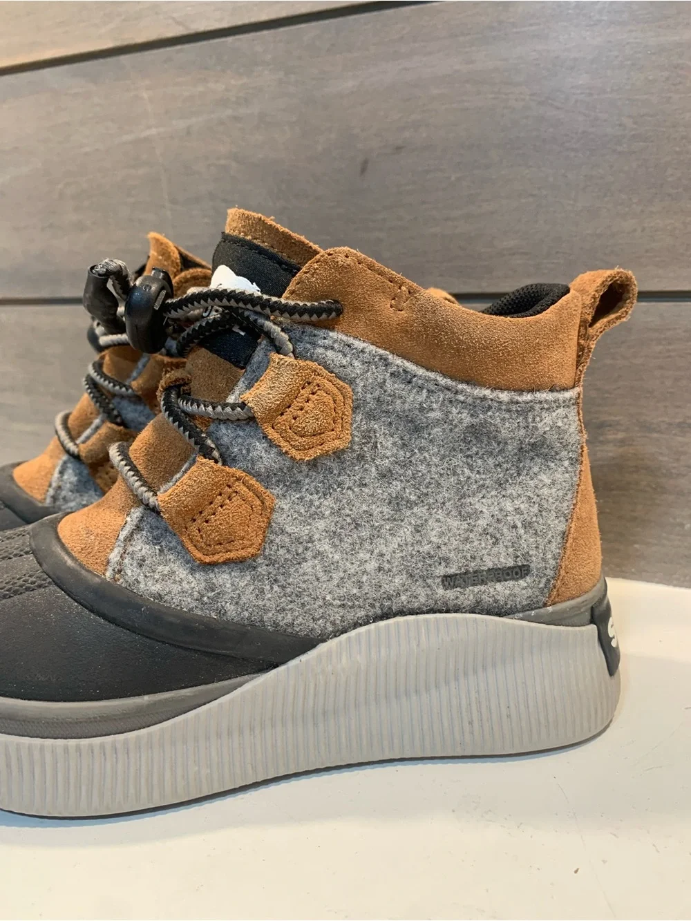Sorel Kids Out N About IV Classic Waterproof Boot Gray Tan Sz 2